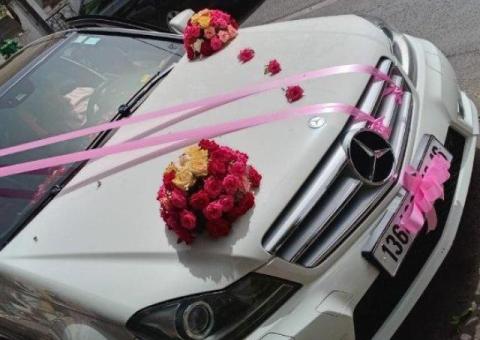 Bouquet de fleur pour cortège de mariage sur les voitures