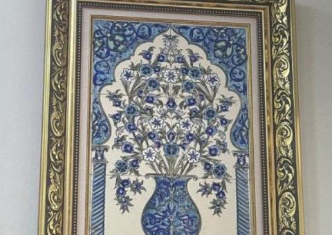 Tableau en Céramique Artisanale – Vase Fleuri Bleu avec Cadre en Bois